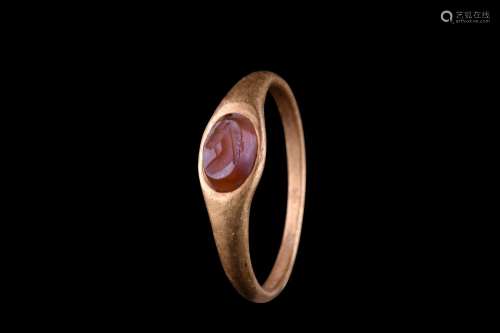 ROMAN GOLD RING WITH CARNELIAN INTAGLIO OF HORSE PROTOME
