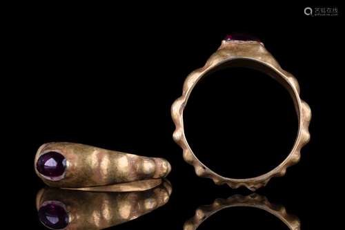 ROMAN GOLD RING WITH GARNET STONE