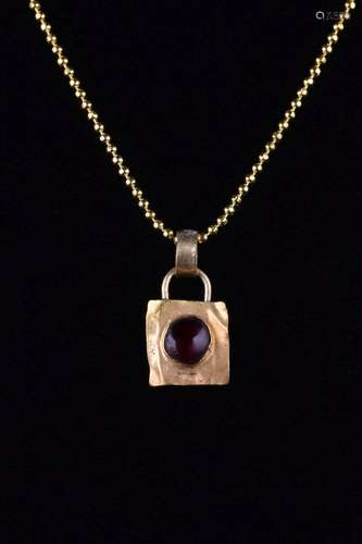 ANCIENT ROMAN GOLD PENDANT WITH GARNET