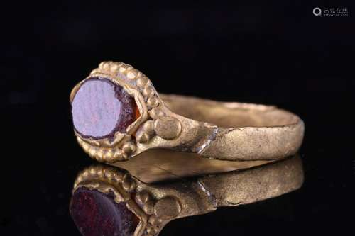 ROMAN GOLD RING WITH GARNET STONE