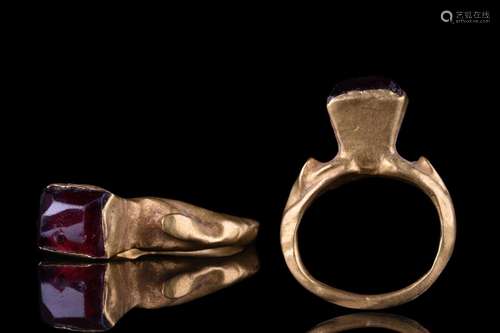 BYZANTINE GOLD RING WITH GARNET STONE