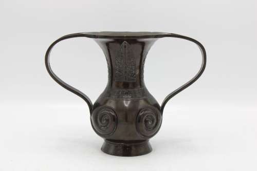 JAPON, période Meiji<br />
Vase en bronze de belle patine su...