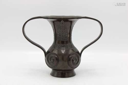 JAPON, période Meiji<br />
Vase en bronze de belle patine su...
