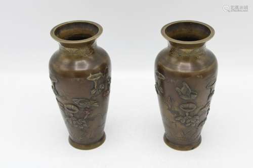 JAPON, période Meiji<br />
Paire de petits vases balustres e...