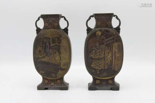 JAPON, Période Meiji<br />
Paire de vases en bronze de forme...