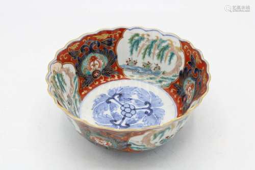 JAPON, période Meiji<br />
Coupe en porcelaine Imari à décor...