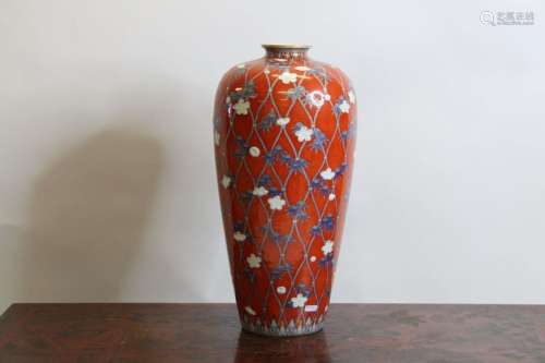 JAPON, période Meiji<br />
Vase en porcelaine de forme ovoïd...