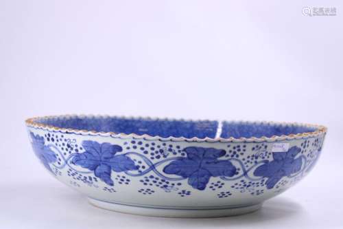 JAPON, période Meiji<br />
Important plat en porcelaine d\'A...