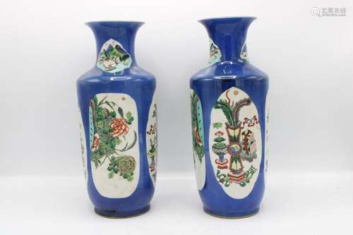 CHINE, XIXe siècle<br />
Paire de vases à panse cylindrique ...