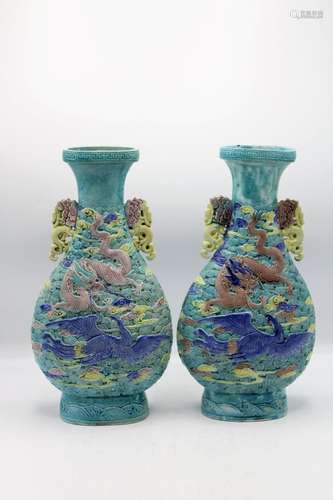 CHINE. Fin de l\'époque Qing. Paire de vases de forme gourde...