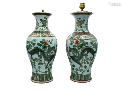 CHINE. Vers 1900. Deux vases balustre formant pendant en por...