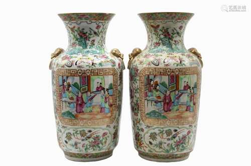 CHINE, fin XIXe siècle,<br />
Paire de vases en porcelaine e...