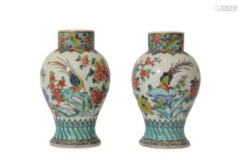 Dans le goût de la Chine,<br />
Paire de vases en porcelaine...