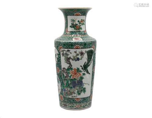 CHINE, XIXe siècle<br />
Vase rouleau à col évasé, en porcel...