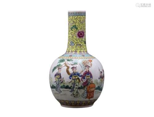 CHINE, XXe siècle,<br />
Vase bouteille en porcelaine et éma...