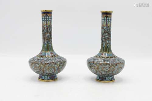 Chine, XXe siècle,<br />
Paire de vases pansus à long col en...