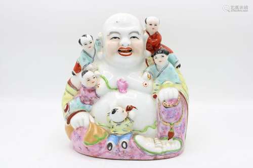 CHINE, XXe siècle,<br />
Bouddhai en porcelaine et émaux pol...