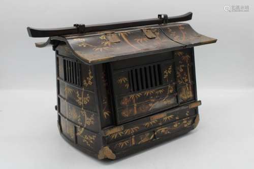 JAPON, période Meiji<br />
Petit coffret en bois laqué à l\'...