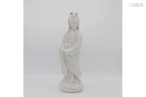 CHINE, XXe siècle,<br />
Statuette en porcelaine émaillée bl...