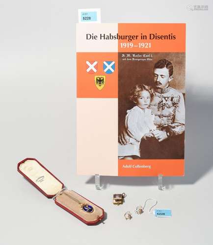 Memorabilien: Medaillon, Mini-Fotoetui und Ohrhänger