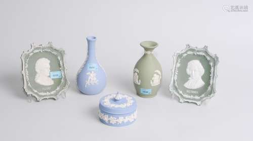 Wedgwood, 2 Vasen, Deckeldose und 2 Reliefbilder