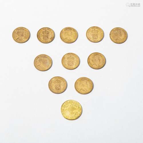 A collection of 11 gold coins