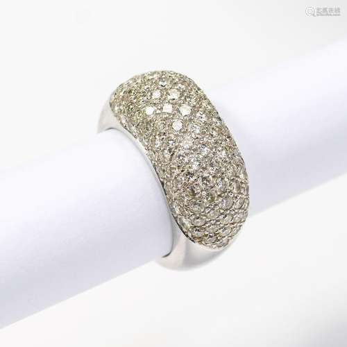 An 18 carat white gold and diamond boule ring