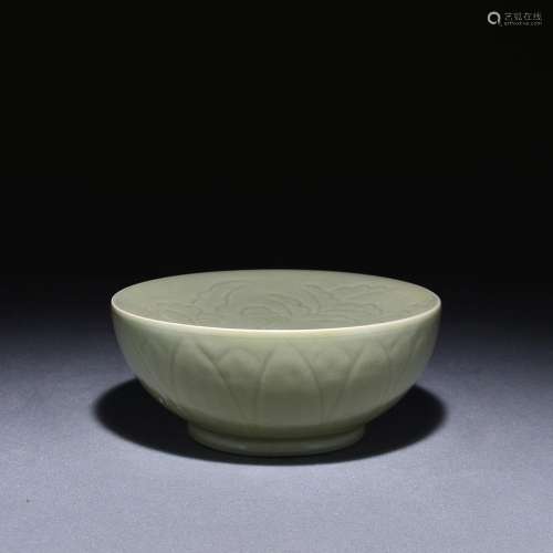 Longquan Kiln Dark Carved Lotus Pattern Zhuge Bowl