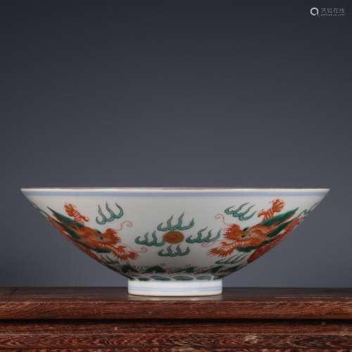 Alum-red and gold-painted bowl with five fishes and bamboo h...