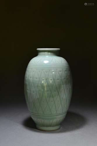 Longquan kiln rhombic vase with brocade pattern