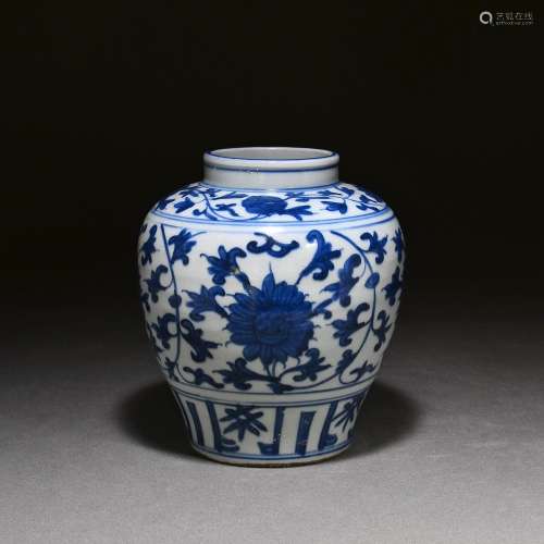 Blue and white tea caddy with lotus pattern