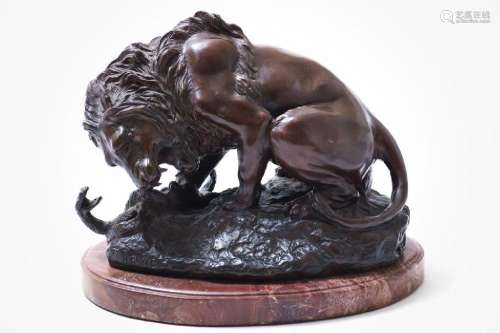Bronzen sculptuur van leeuw met slang