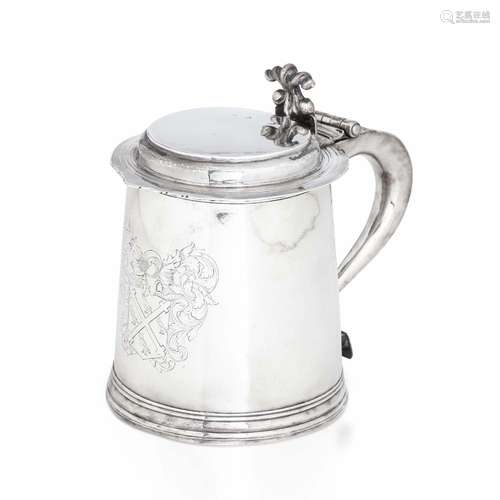 Tankard. Argento fuso, sbalzato e cesellato. Londra 1663. Ma...