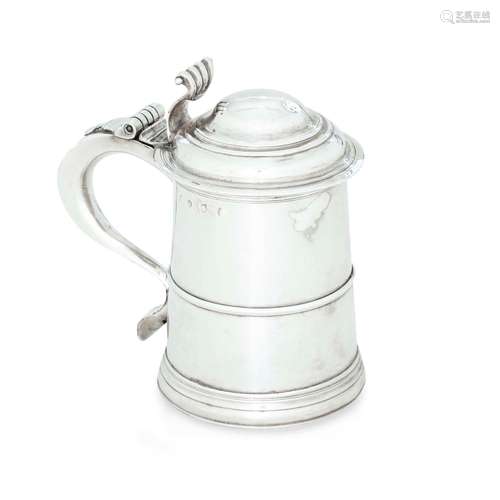 Tankard. Argento fuso e sbalzato. Londra 1724. Marchio dell’...