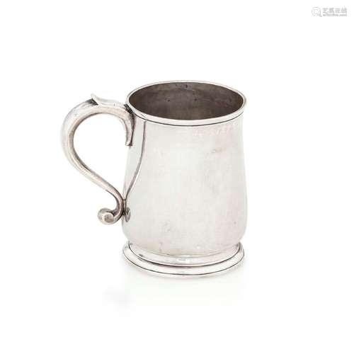 Mug. Argento fuso e sbalzato. Londra 1733. Argentiere FS ent...