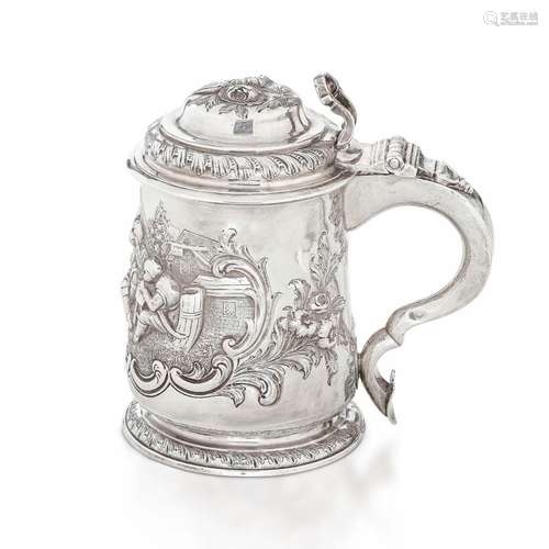 Tankard in argento fuso, sbalzato e cesellato. Marchio della...