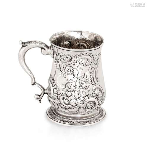 Mug. Argento fuso, sbalzato e cesellato. Londra 1749. Marchi...