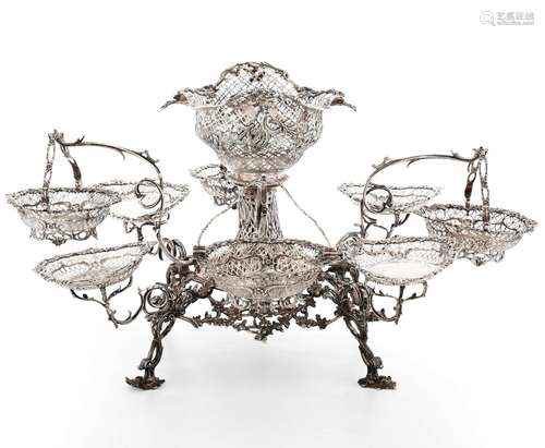 Importante epergne in argento sterling fuso, sbalzato, trafo...