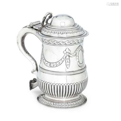 Tankard. Argento fuso, sbalzato e cesellato. Londra 1758. Ar...