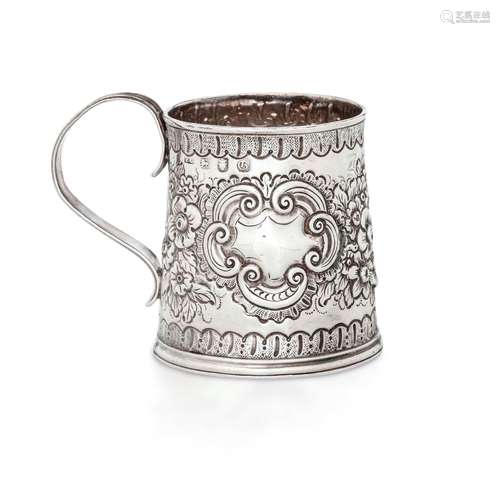 Mug in argento fuso, sbalzato e cesellato. Marchio della cit...