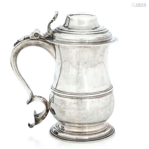 Tankard. Argento fuso e sbalzato. Marchio della città di Lon...