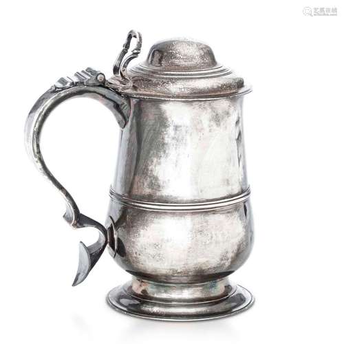 Tankard in argento fuso e sbalzato. Londra 1773. Argentiere ...