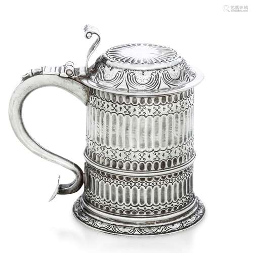 Tankard. Argento fuso, sbalzato e cesellato. Londra 1796. Ar...