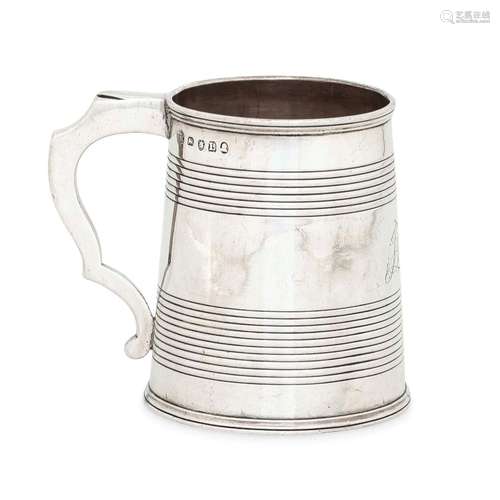 Mug. Argento fuso, sbalzato e cesellato. Londra 1806. Argent...