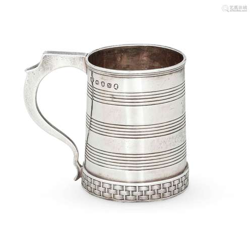 Mug in argento fuso, sbalzato e cesellato. Inghilterra, marc...