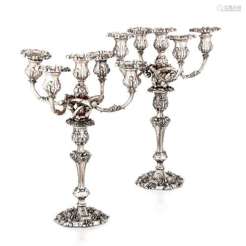 Raro insieme composto da 2 candelabri e 4 candelieri in arge...