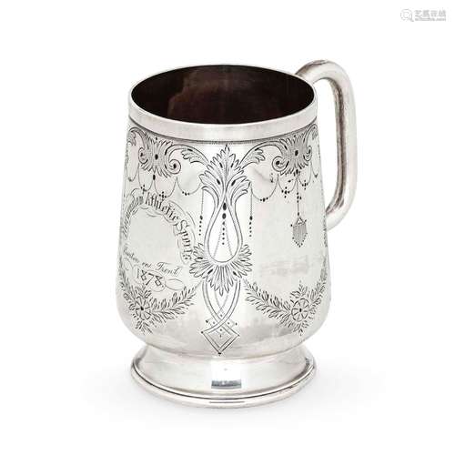 Mug. Argento fuso, sbalzato e cesellato. Birmingham 1877, ar...