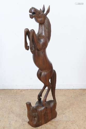 Coromandel sculptuur van steigerd paard