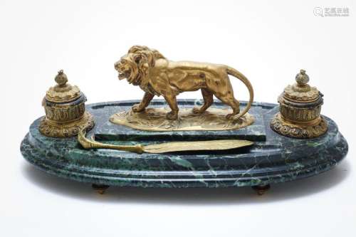 Inktstel met bronzen leeuw en inktpotten