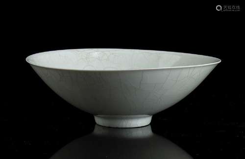 A QINGBAI GLAZED PORCELAIN BOWL